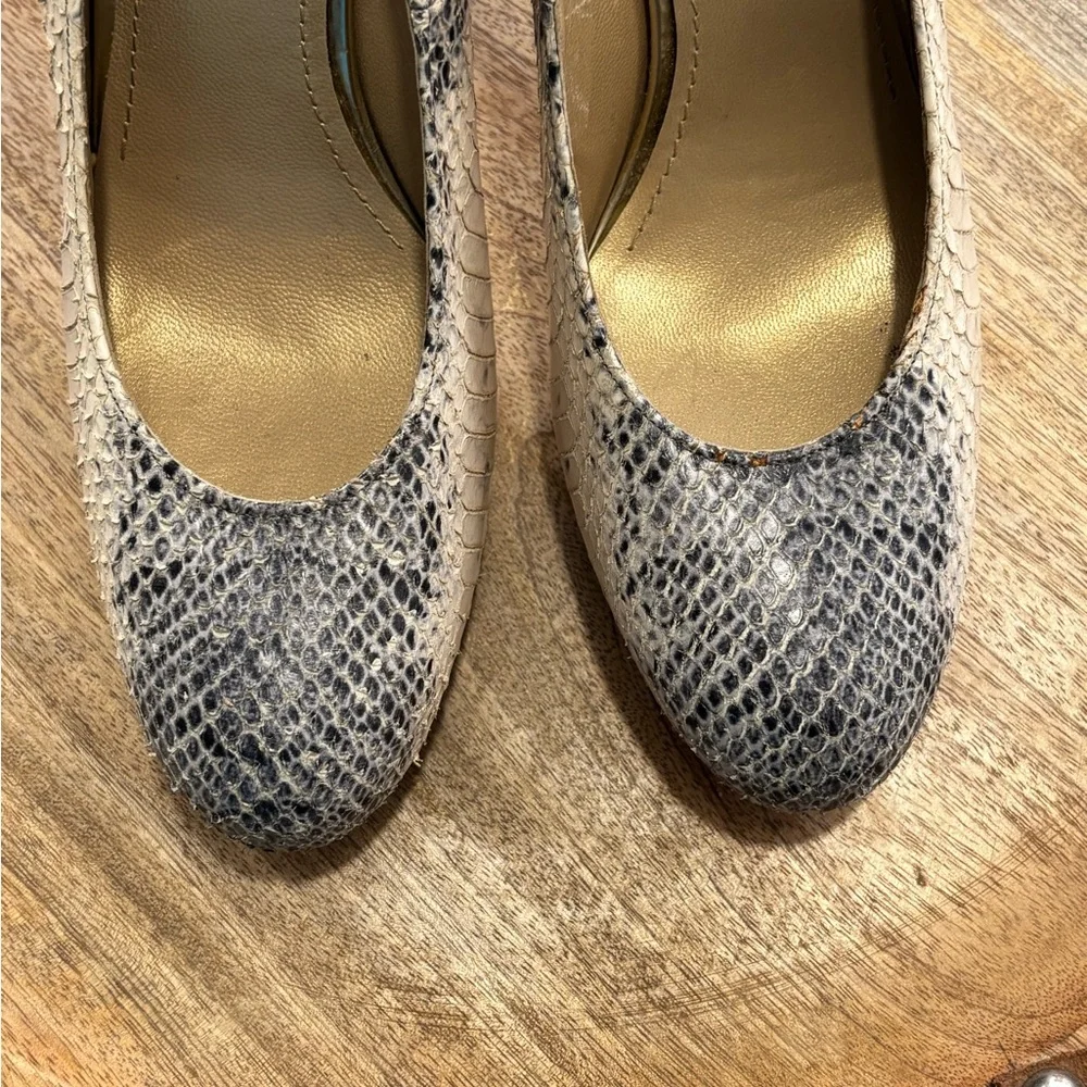 Stuart Weitzman Snakeskin Reptile Patterned Heels in Cream and Gray 7.5